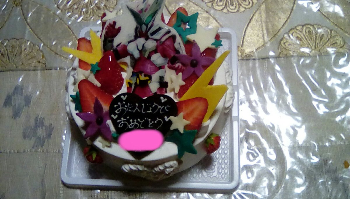 katusha_mmk's tweet photo. 誕生日ケーキ��くんにしたけど……え？
雷兄ちゃん…滅色の花……え？
盛り付けした人って滅亡迅雷好きなの？(赤色もあればもっと良かったな暗殺ちゃんで) https://t.co/YlrCquVIkf