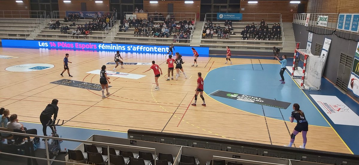 L_Chabanis's tweet photo. 🤾♀️Coup d'envoi des #Interpoles filles de la génération 2002-2003.
1 compétition avc bcp d'enjeu pour les 👧 joueuses.
➡️Pleine de #détections & de moments de sélection pour basculer vers le haut niveau🚀
👉Bravo à @BDPhandball pour l'organisat° & @aurahandball pour l'accueil🤾♀️ https://t.co/bXoxTUTWAR