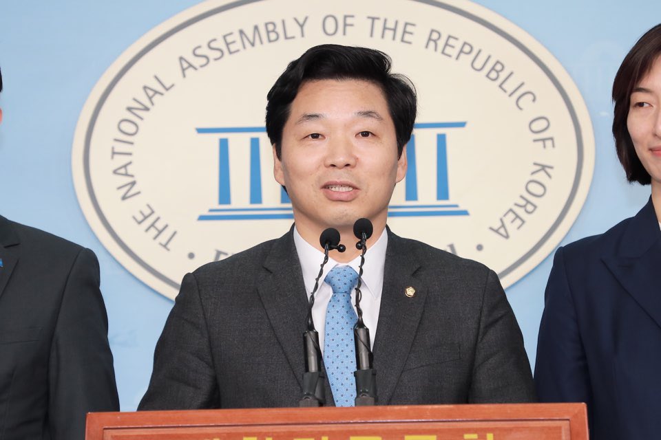 더불어민주당 청년 후보들의 용기 있는 도전을 응원합니다.
쟁쟁한 선배 정치인들과의 아름다운 경쟁을 통해, 우리 당의 화합과 발전에 더욱 기여해내기를 바랍니다.