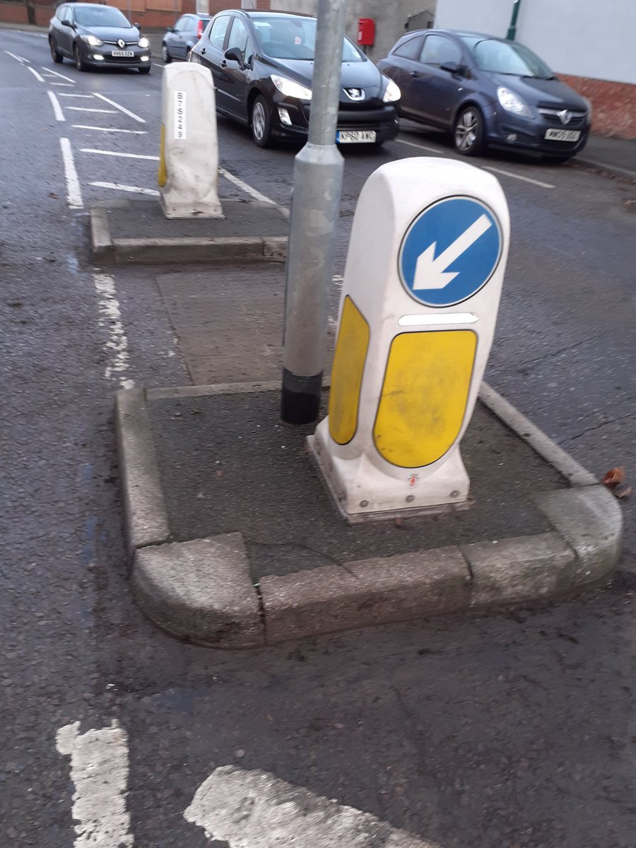 KielMitchell2's tweet photo. Early start to get the D islands cleaned thanks to the city wide teams for helping out on the main roads @DaveHalstead03 @centre_team @chidiegenti @RealmPublic @my_radford https://t.co/EzdpJH0w6k
