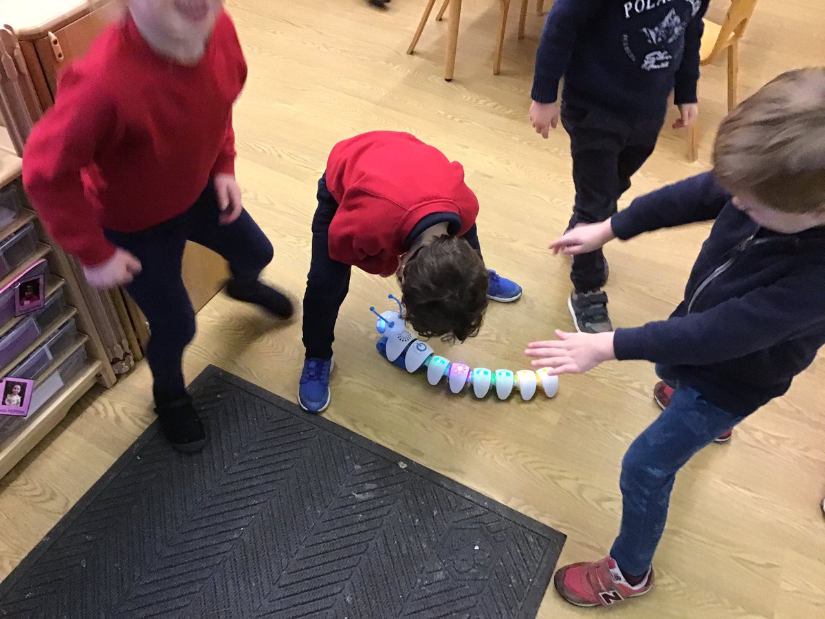 GlenwoodFC's tweet image. Some early morning problem solving 
#earlycoding #workingtogether #digitallearning #codeapillar