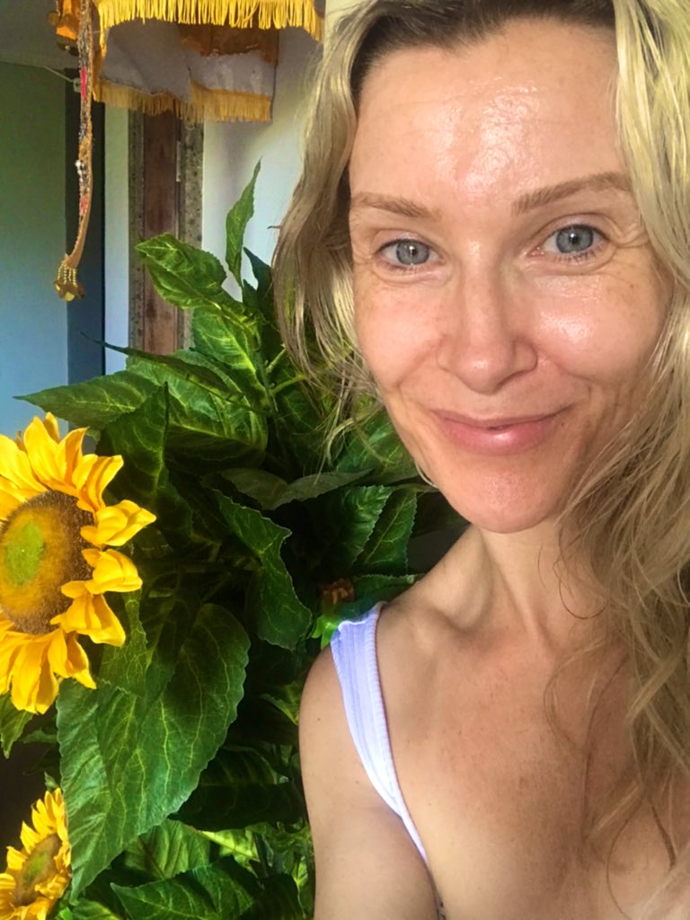 ‘You are my sunshine 🌻 my only sunshine, you make me happy when skies are grey’ ❤️ Tell someone you’ve not seen in a while how much they mean to you #FridayFeeling #FridayThoughts