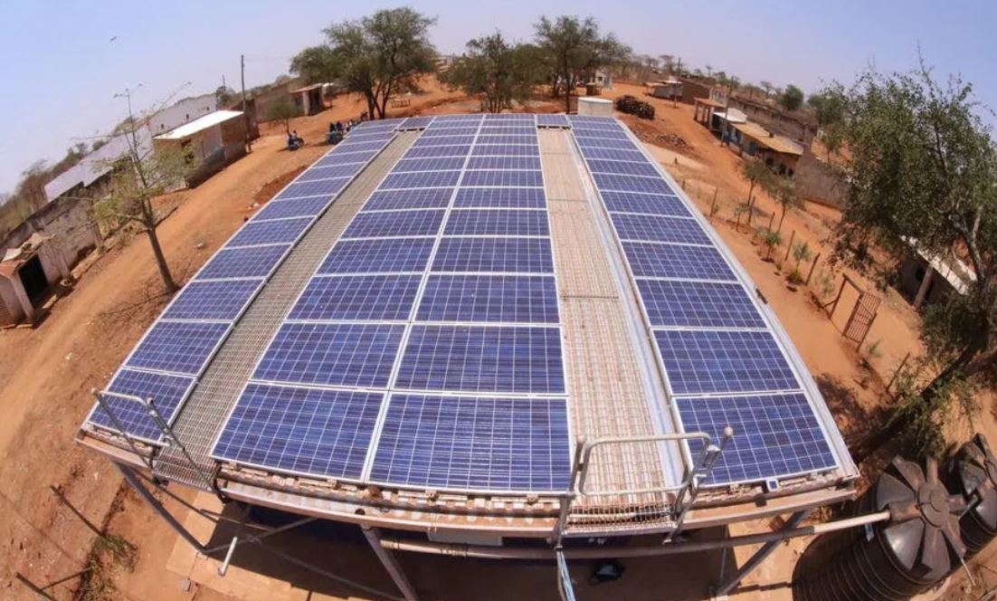 FinEmbWindhoek's tweet image. .@PietariKeskinen, a doctoral candidate from @AaltoUniversity says that they have installed 12 solar panels that will benefit five households in the town of Oniipa. Learn more about the #FusionGrid project: bit.ly/3aTePhx. @BusinessFinland @Ulkoministerio @InformanteNews