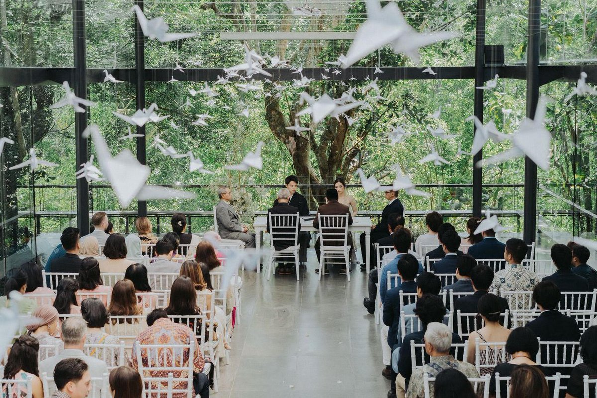 The stunning Glass House of Tirtha was decorated with thousand of paper cranes, or Senbazuru in Japanese, adding a perfect Japanese touch to the ceremony. Such a perfect blend of both Japanese and Indonesian feels with a Scandinavian color palette to their celebration.