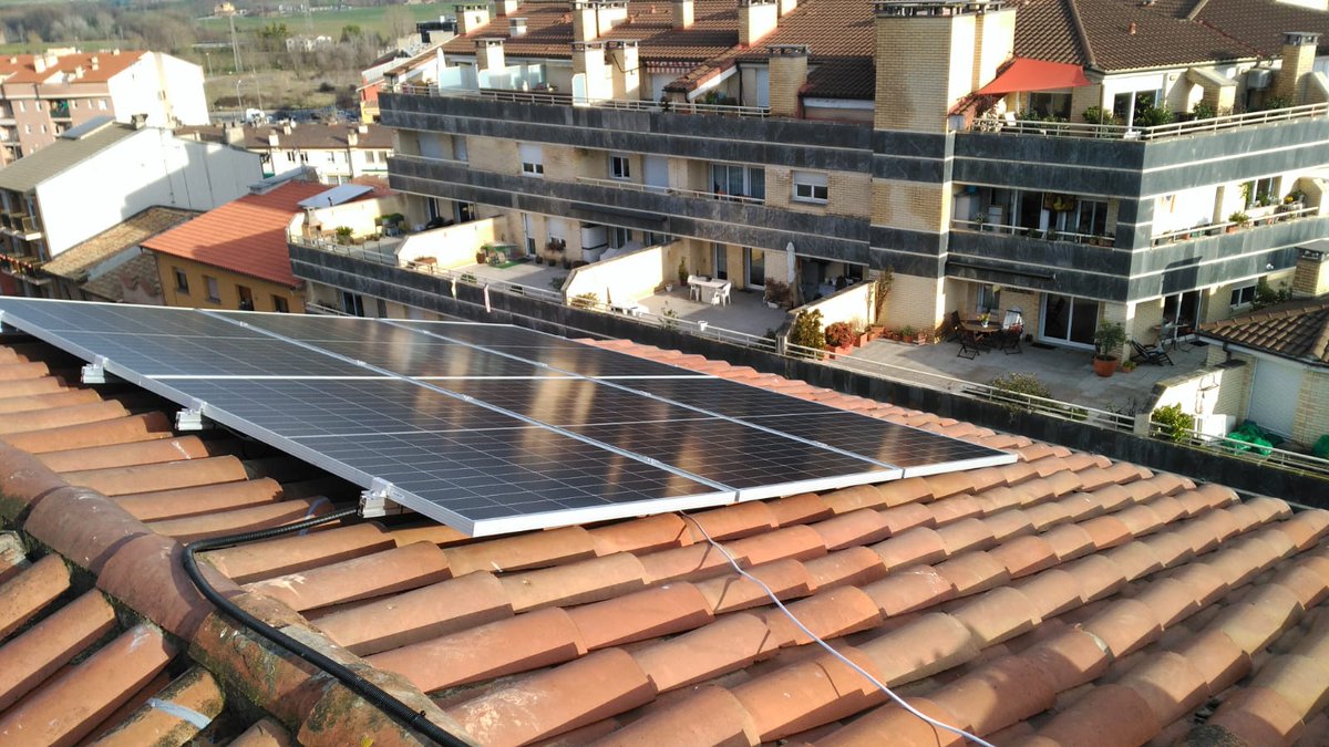SomEnergiaOsona's tweet photo. 🌱☀️ Aquí tenim una altra instal·lació d'autoproducció fotovoltaica finalitzada! Aquest cop a un bloc de pisos a #Vic on els veïns s'han posat d'acord per cedir part de la teulada per fer-la.
La compra col·lectiva #PlanterSolar de @SomEnergia avança!
Aviat organitzarem visites 🤗 https://t.co/QtMKvibcpv