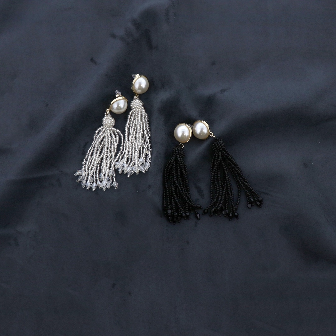 3coinsスリーコインズ 公式 ୨୧ Accessories ୨୧ パールビーズタッセル ピアス イヤリング 各500円 税込550円 ビーズがふんだんにあしらわれた上品なデザイン モノトーンで合わせやすいので モードにもカジュアルにもお使い頂けます 店舗