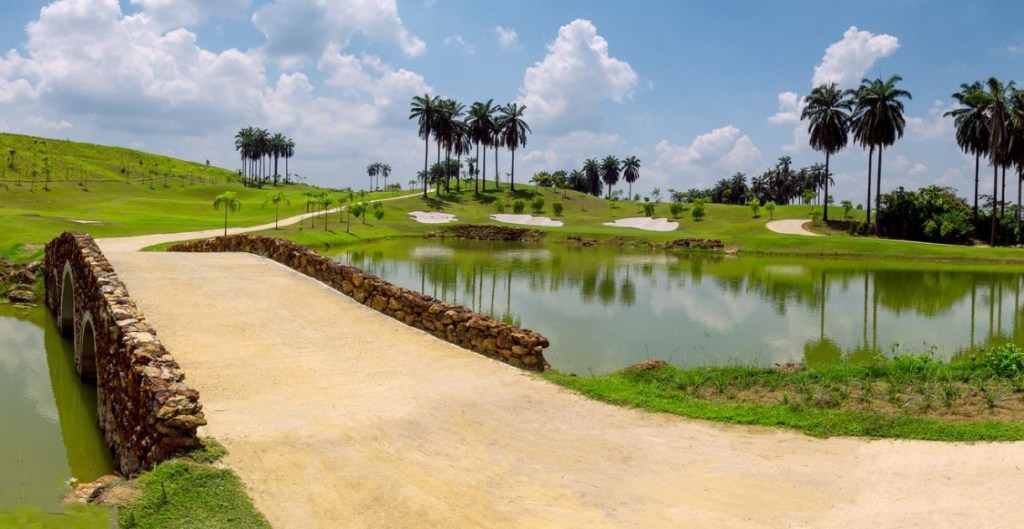 GoGolf_App's tweet photo. Kota Seriemas Golf and Country Club, Lapangan Golf Modern Bernuansa Tropis https://t.co/nivUB3z4wN https://t.co/vXKt7TnHFj