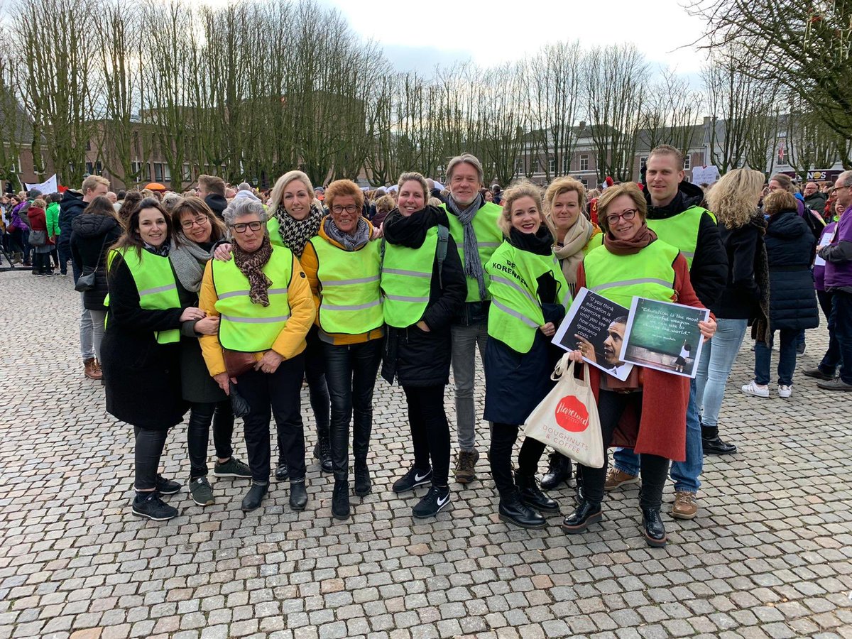 Korenaer's tweet photo. Aanwezig op de Parade en Den Bosch @Korenaer @SAAMscholen #onderwijsstaking #investeerinonderwijs https://t.co/Z1b5ckWKhM
