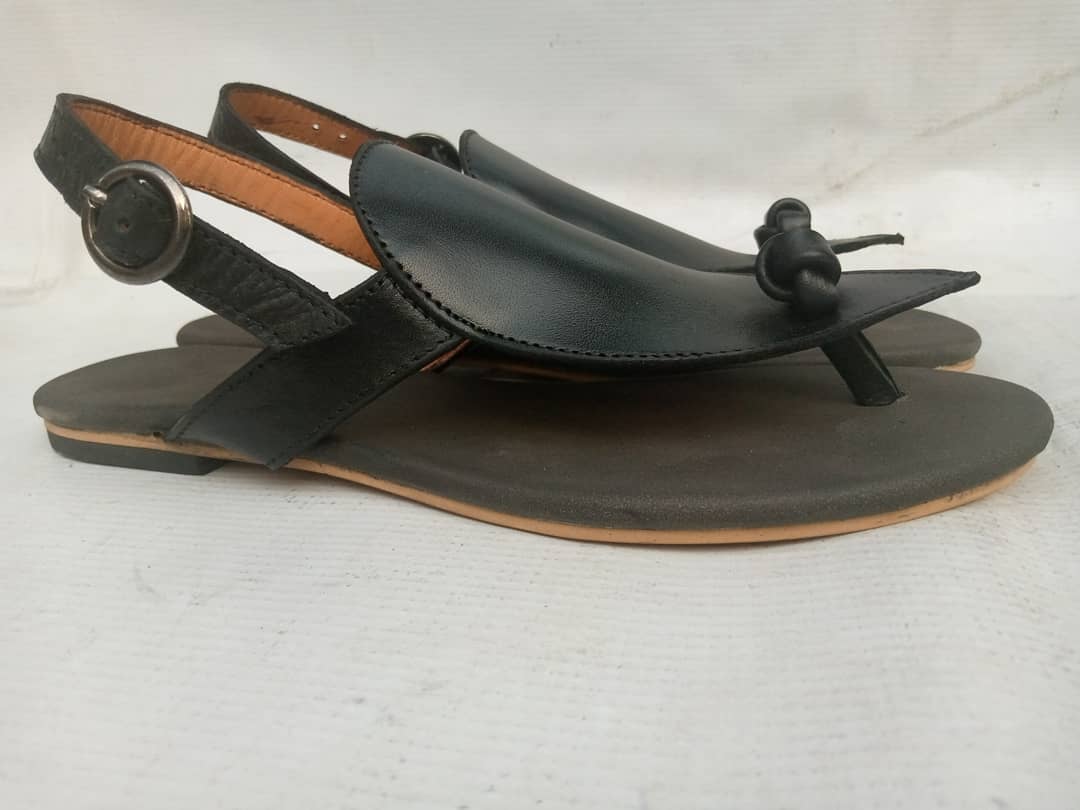 erugojonathan's tweet photo. To the ladies, we've got this for you. Easy and comfortable on your feet.

#sandals #ladies #ladieswear #casualwear #casual #fashion #fashionista #fashionforladies  #bespoke #owambe #wedding #madeinnaija #madeinnigeria #proudlynigerian #handcrafted #handmade #onwithpride https://t.co/YrE6u4cfXw