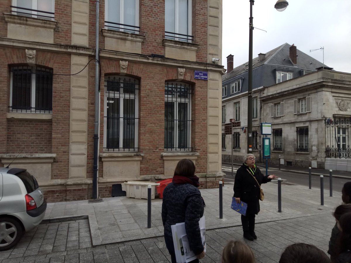 caue_80's tweet photo. Action pédagogique autour de l'architecture du bd de la République à #Amiens. Quartier du #Musée, bibliothèque et de la Préfecture. #teamschool #CAUE #archicool https://t.co/hNVPpUrXR9