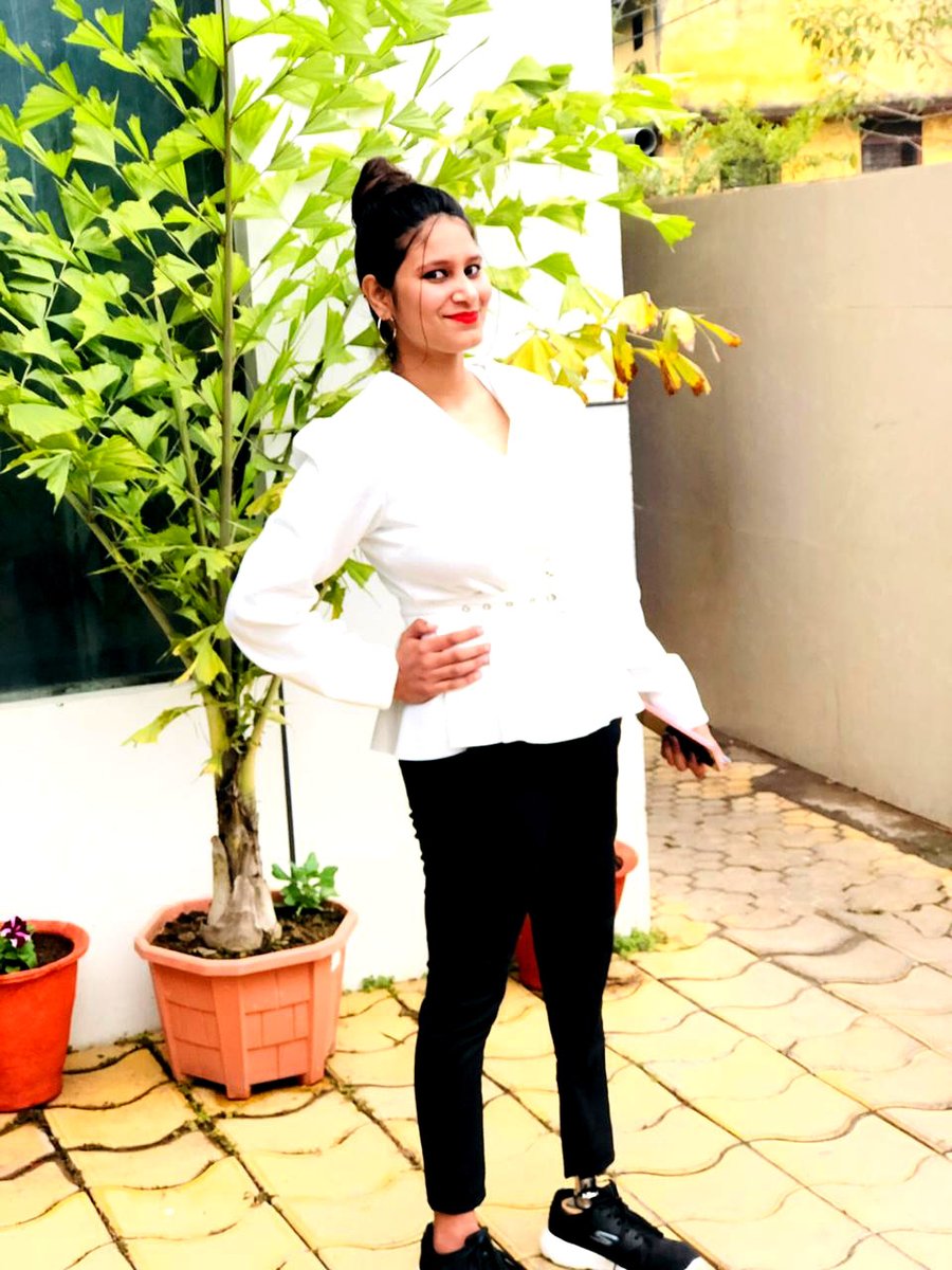 jahrc_com's tweet photo. ||वैष्णवी पनिहार 23 वर्षीय जबलपुर की रहने वाली|| बाया पैर खो दिया लेकिन वैषणवी ने हार न मान कर उस परिस्थिति का सामना किया और सौरभ सागर सेवा संस्थान के मंशापूर्ण महावीर क्षेत्र के अंतरगत स्थित जीवन आशा हॉस्पिटल मुरादनगर जिला गाजियाबाद पहुंची  जहा उसे अत्यआधुनिक कृतिम अंग मिला https://t.co/hdlTuHKGso
