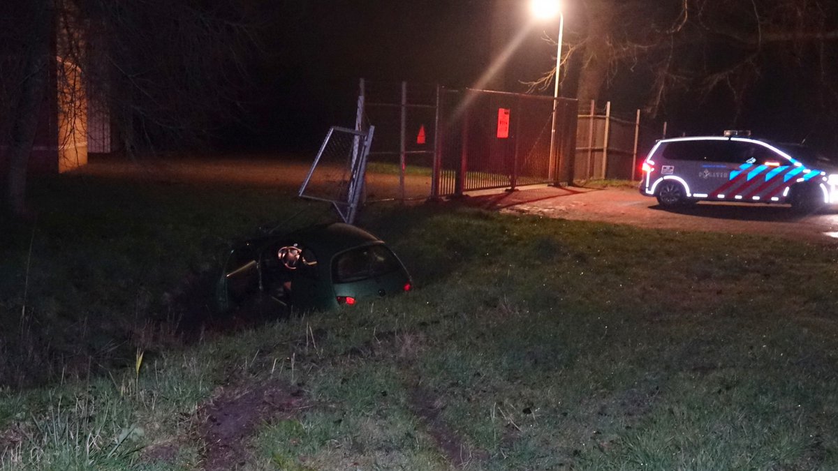 SLOOTDORP - Donderdagavond laat is een auto in de sloot beland op de Waardweg, bij de zogenaamde Pishoek, de bestuurder is hierbij gewond geraakt .  #glocalmedia #112nieuws #hollandskroon.