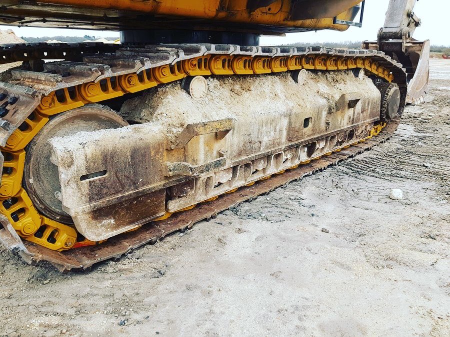 MSTParts's tweet photo. Good as new! 👍 Look at our #repair on a @CaterpillarInc 365.
We removed the pads and hardware and attached them to a new chain, returned it to site and used a 100 ton pin press to fit a master pin.
#serviceisoursuccess #trackservice #undercarriagerepair #trackreconditioning https://t.co/A9EO04CN7R
