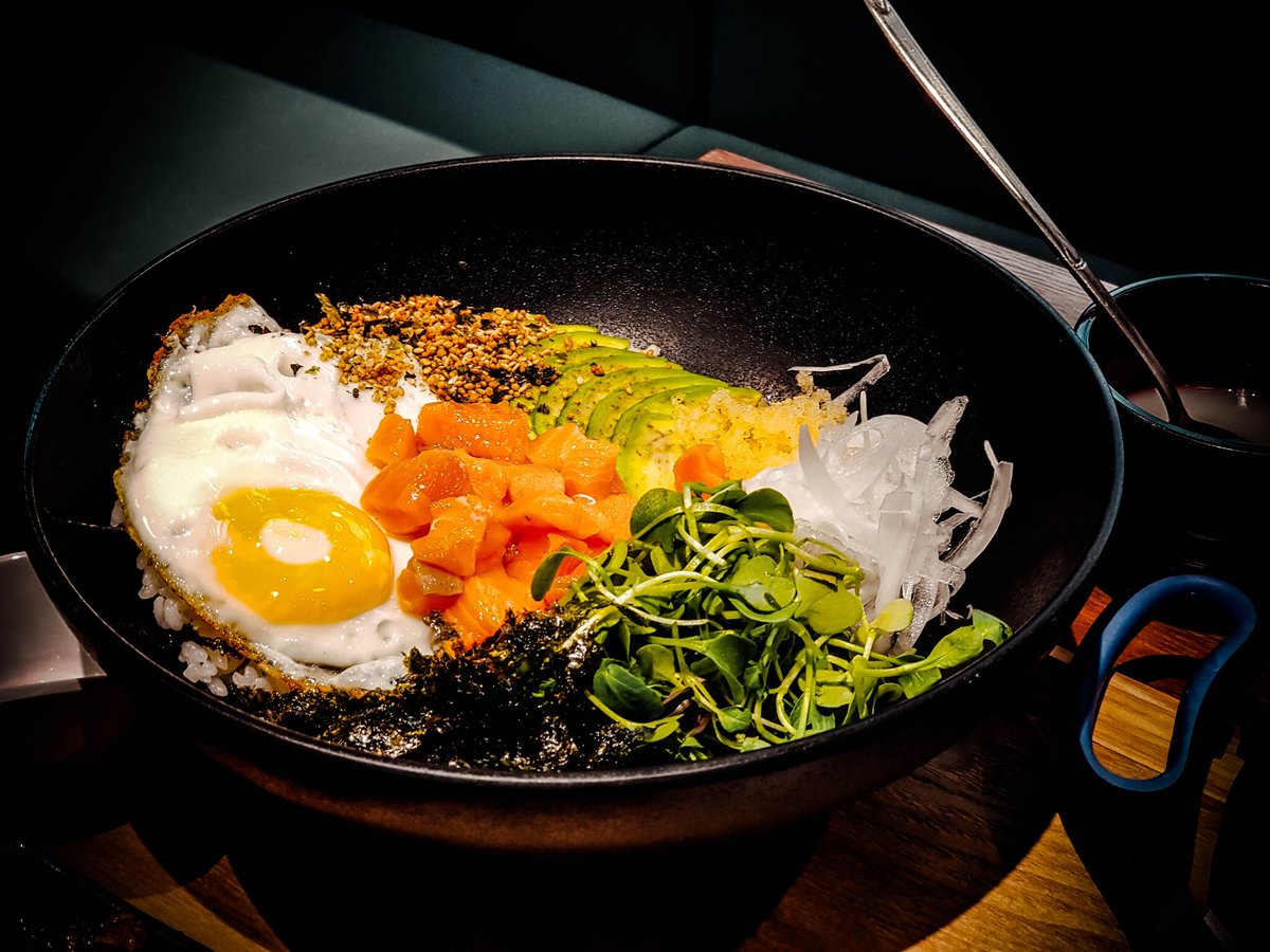 Koreafoods's tweet photo. #KoreanFoodThursday! #KFT!
🐟+🍚
Hwe Deopbap. I know that's a weird spelling. Say it like "Hway Dopbop." 

It's like a healthy #Bibimbap with raw fish. Salmon, sole, and tuna are popular additions. Also throw in some crunchy flying fish roe and top w/ tangy vinegared gochjang. https://t.co/n8Jp9b0o6m