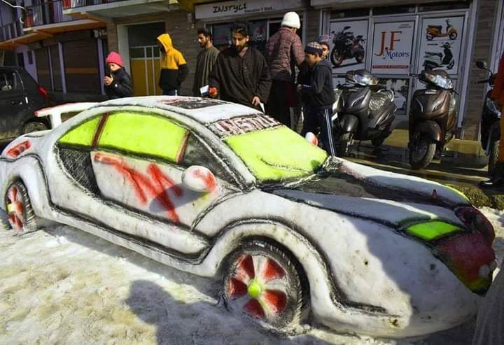 MudasirJourno's tweet photo. #Kashmiri youth, #Zubair Ahmad has made a '#snowcar' that is #garnering the interest of locals in Srinagar. He says,"I've been doing this since #childhood. I can build anything using snow, even #Taj Mahal, I just need resources. I want to create something for the #world to see". https://t.co/5e4LSITHKh