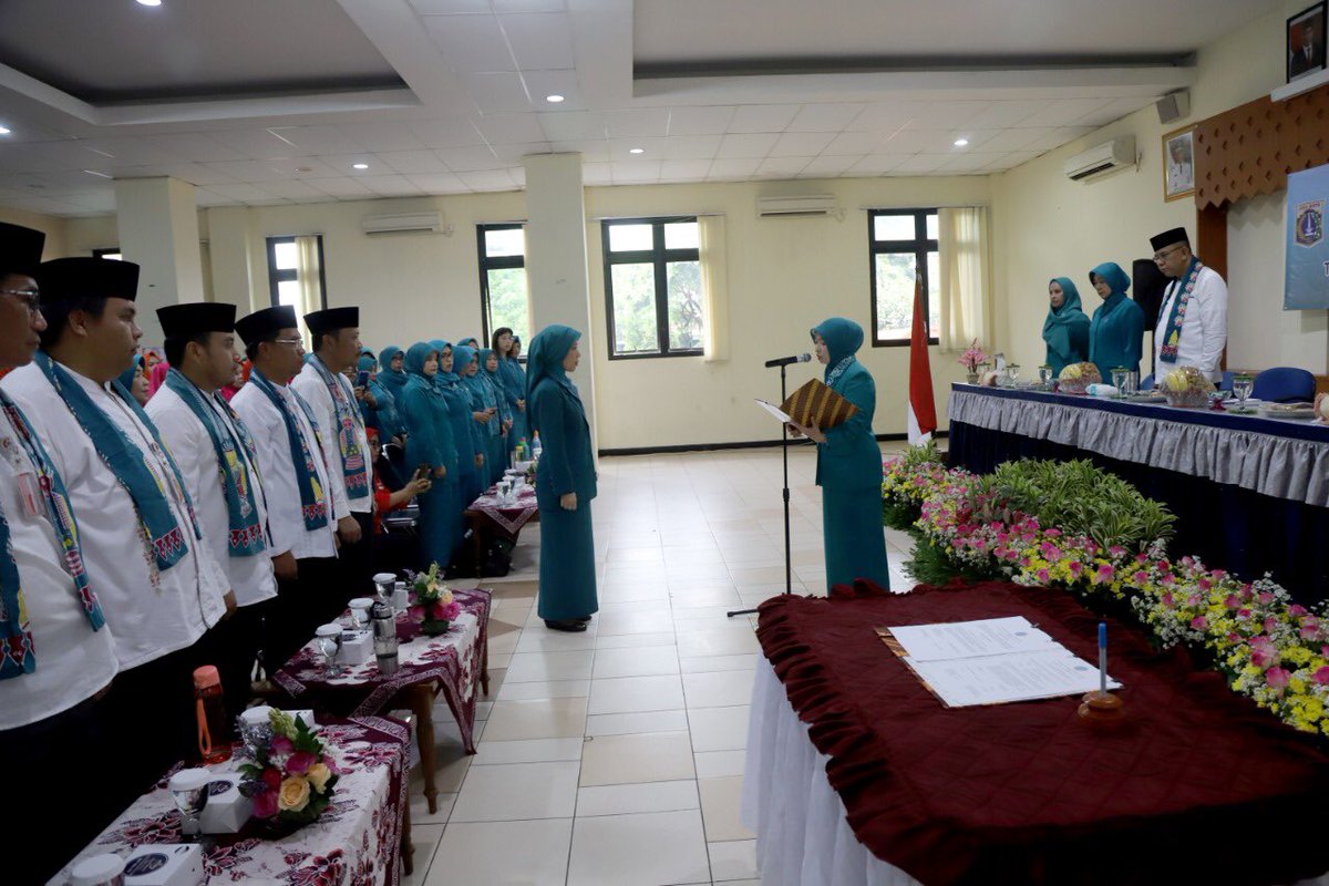 Ketua Tim Penggerak PKK Kota Administrasi Jakarta Utara, Suni Sigit Wijatmoko saat melantik Ketua Tim Penggerak PKK Kecamatan Cilincing, Linda Dewi di Aula Kantor Camat Cilincing, Jumat (31/1).