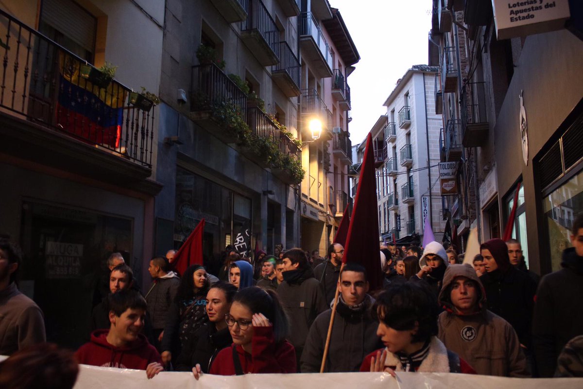 Atzokoan, Lizarrako gazte eta ikasleok kaleak bete genituen krisi testuinguru honetan klase batasuna aldarrikatzeko!
Hemen hainbat argazki: