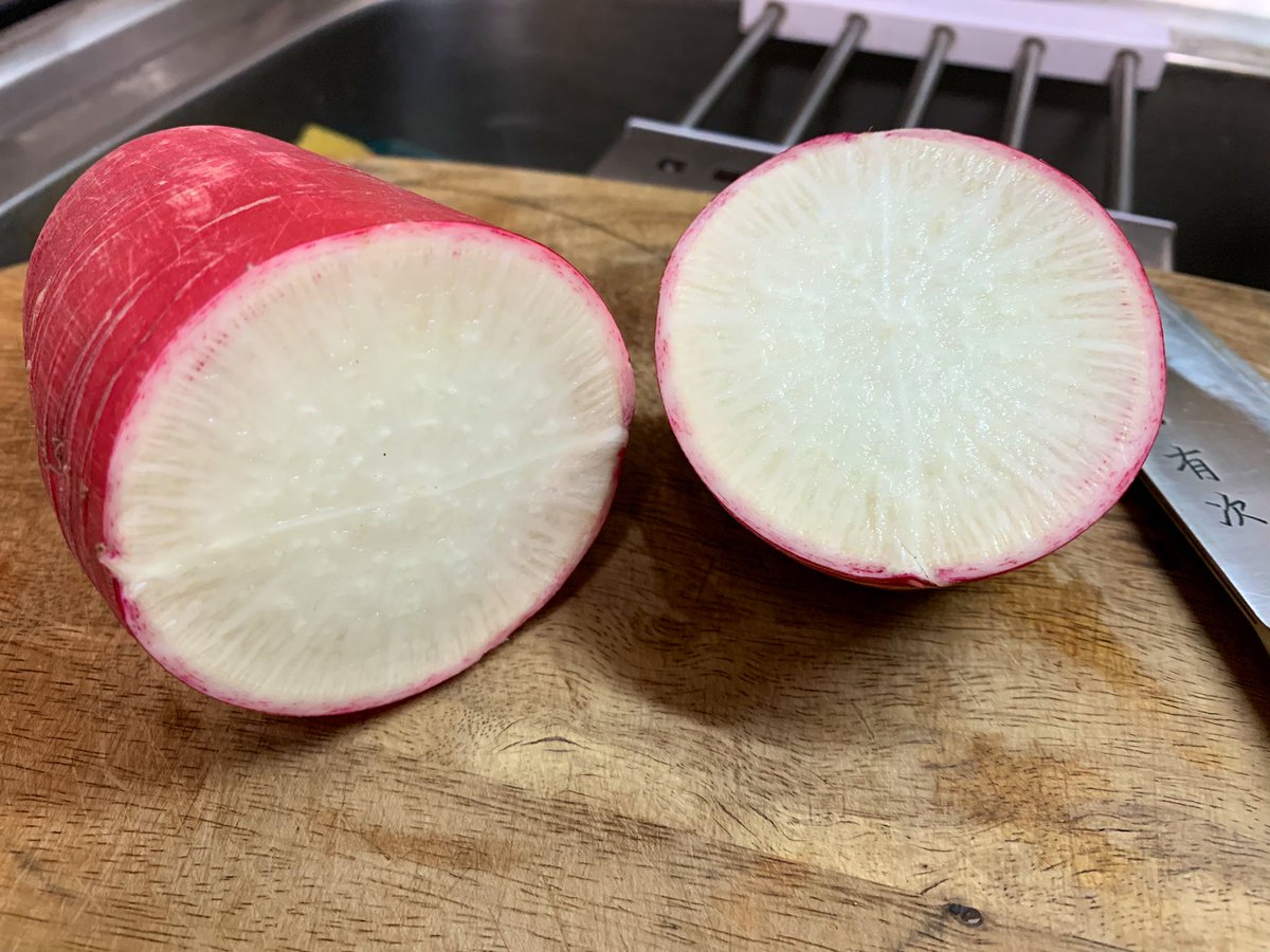 黒いかわうそ めるた 赤大根 中は白 食感は普通の大根 大根いろいろ