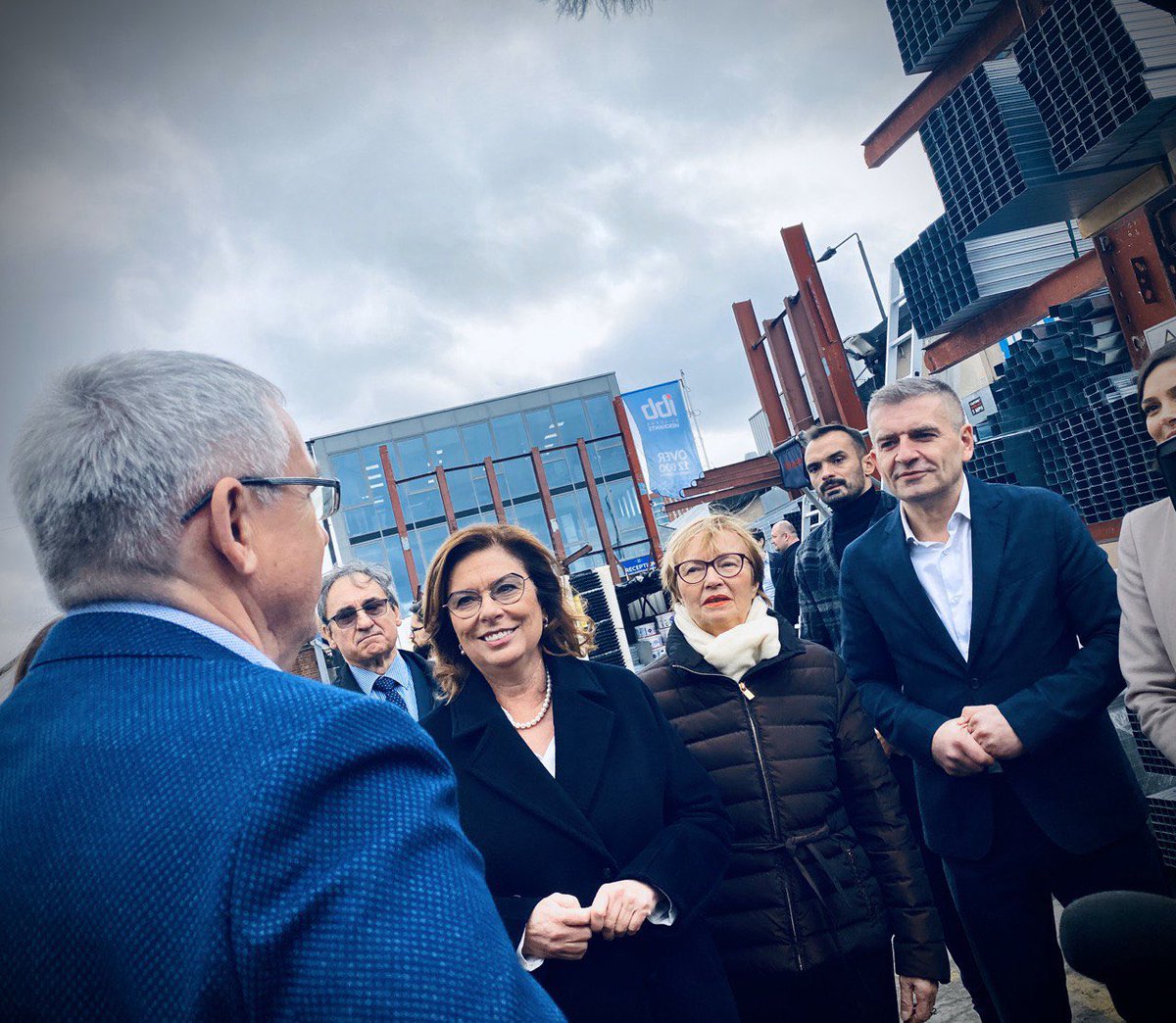 Arlukowicz's tweet photo. Pan Jacek. Z 3 córkami. Prowadzą dużą rodzinną firmę w #Londyn. Zaczynali od zera. Dzisiaj są liderem w handlu polskim sprzętem budowlanym w UK. Odwiedziliśmy ich dzisiaj z @M_K_Blonska 
Najważniejszy temat? #Brexit i jego skutki dla Polaków. 
#Kidawa2020 https://t.co/x70XCFVHOg