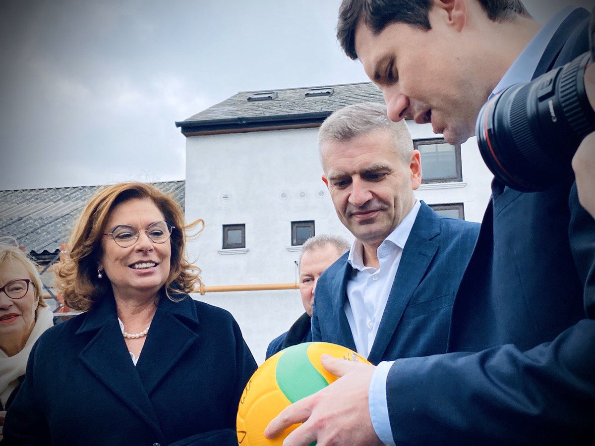 Arlukowicz's tweet photo. Pan Jacek. Z 3 córkami. Prowadzą dużą rodzinną firmę w #Londyn. Zaczynali od zera. Dzisiaj są liderem w handlu polskim sprzętem budowlanym w UK. Odwiedziliśmy ich dzisiaj z @M_K_Blonska 
Najważniejszy temat? #Brexit i jego skutki dla Polaków. 
#Kidawa2020 https://t.co/x70XCFVHOg