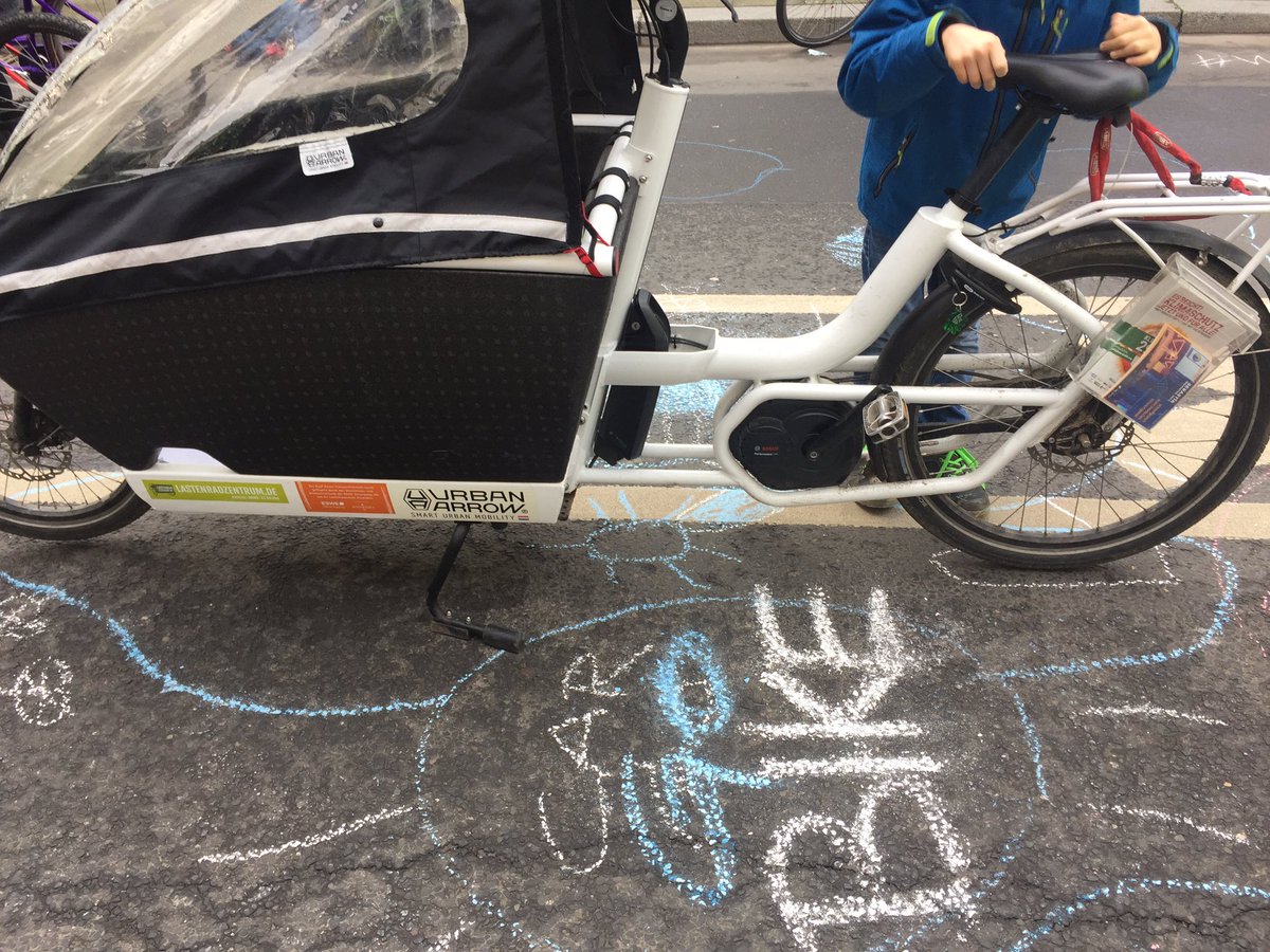 HR_ARTiXt's tweet photo. #hrforfuture #familyforfuture @FridayForFuture @FFFWiesbaden
Wäre die #Erde eine #Bank, wäre sie längst gerettet. Spreadtheword #Wiesbaden https://t.co/atmgDlIiP5