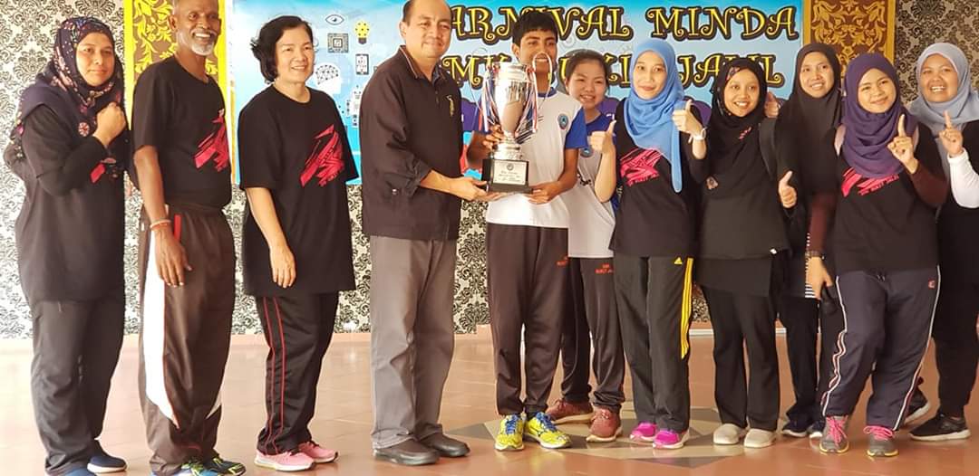 FajIsmail's tweet photo. Tahniah para murid & guru rumah sukan Sapphire ๐๐ฅ#MerentasDesa #SMKBJ Tahun ini den tak dapek medal ๐ #IbuBapa #Guru #PIBG @KemPendidikan https://t.co/qw4jQjoW3Q