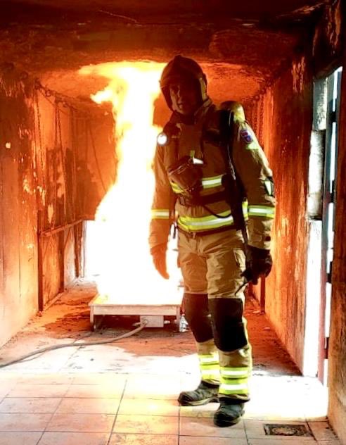 BomberosCEIS_RM's tweet photo. La extinción de incendios es la primera  parte del nombre del Consorcio. Claro que apagamos fuegos. https://t.co/FR2uGYSyzI