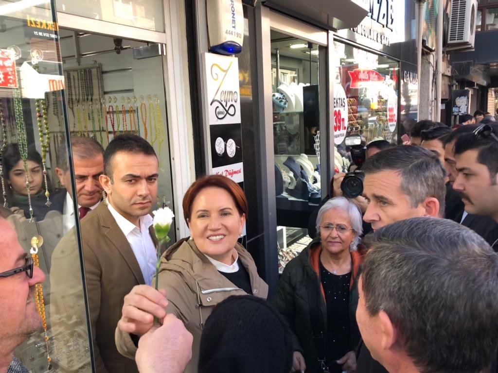 iyiparti35_'s tweet photo. İYİ Parti Genel Başkanımız Sn. @meral_aksener Hanımefendi,  #buca ilçemizde esnaf ziyaretlerinde bulundu. Üreten, üretmek isteyen vatandaşlarımızın sesi #milletinsesimecliste @iyiparti @MDervisogluTR @senolsunat @UmitDikbayir @MCemOzdemirTR @UGUR__POYRAZ @husmenkrkpnr https://t.co/QcZV52G2VM