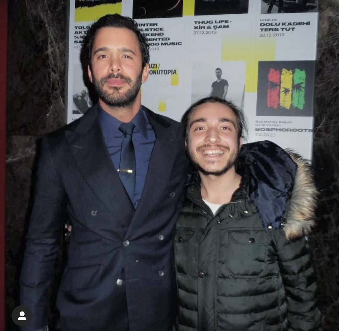 Eltilerin Savaşı filminin dün geceki galasından Barış Arduç ve hayranı😍
<a href="/baris_arduc/">Barış Arduç</a>
#BarışArduç