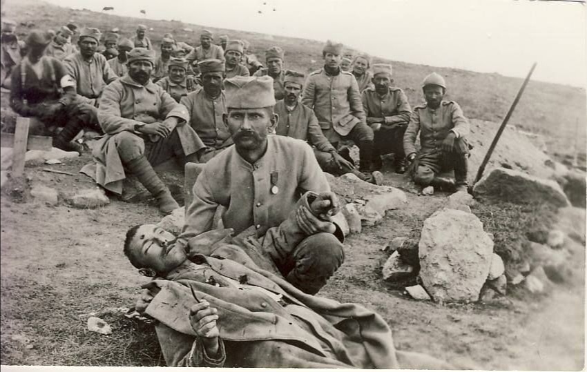 tarihakkinda's tweet photo. Sırp askeri ölü kardeşini tutuyor. (1. Dünya Savaşı) https://t.co/zoZeUPC8Ld