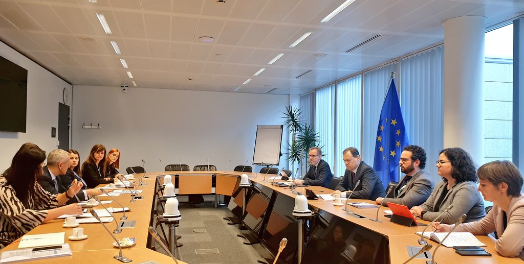 Po dwóch stronach stołu siedzą delegacje, z lewej polska.