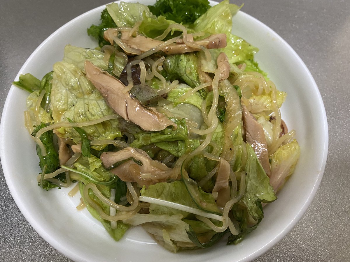 モク 名前変えました 今日のサラダ おいしい 鶏ハム グリーンリーフ 水菜 レタス 春雨を 青紫蘇ドレッシングと和えてる