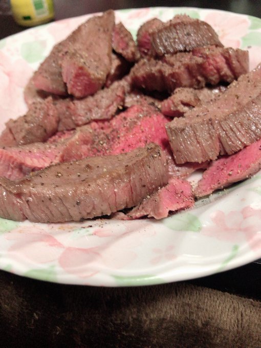 これは1.5キロ2000円の牛タンを低温調理器して炙ったやつ https://t.co/DqUQn0XOOy<a href="/tag/%E3%81%B7%E3%82%88%E3%82%AF%E3%82%A8"class="tags"><span>#ぷよクエ</span></a><a href="/tag/%E3%82%B9%E3%83%9A%E3%83%BC%E3%82%B9%E3%83%81%E3%83%A3%E3%83%B3%E3%83%8D%E3%83%AB5"class="tags"><span>#スペースチャンネル5</span></a>