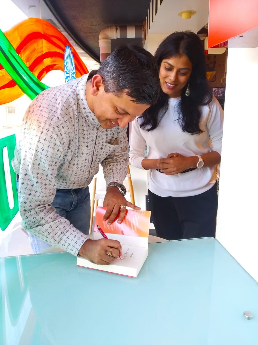 PanMacIndia's tweet photo. #Authorsigning done right! 🎉
Yesterday was such a lovely and fun day at @GranthBooks, #Mumbai. @eikabanerjee and @sidbanerjee13, author of 52 RED PILLS signed so many copies ♥️🤩
Head over to #GranthBookstore and grab your copy today! https://t.co/4g8BgwyYIx