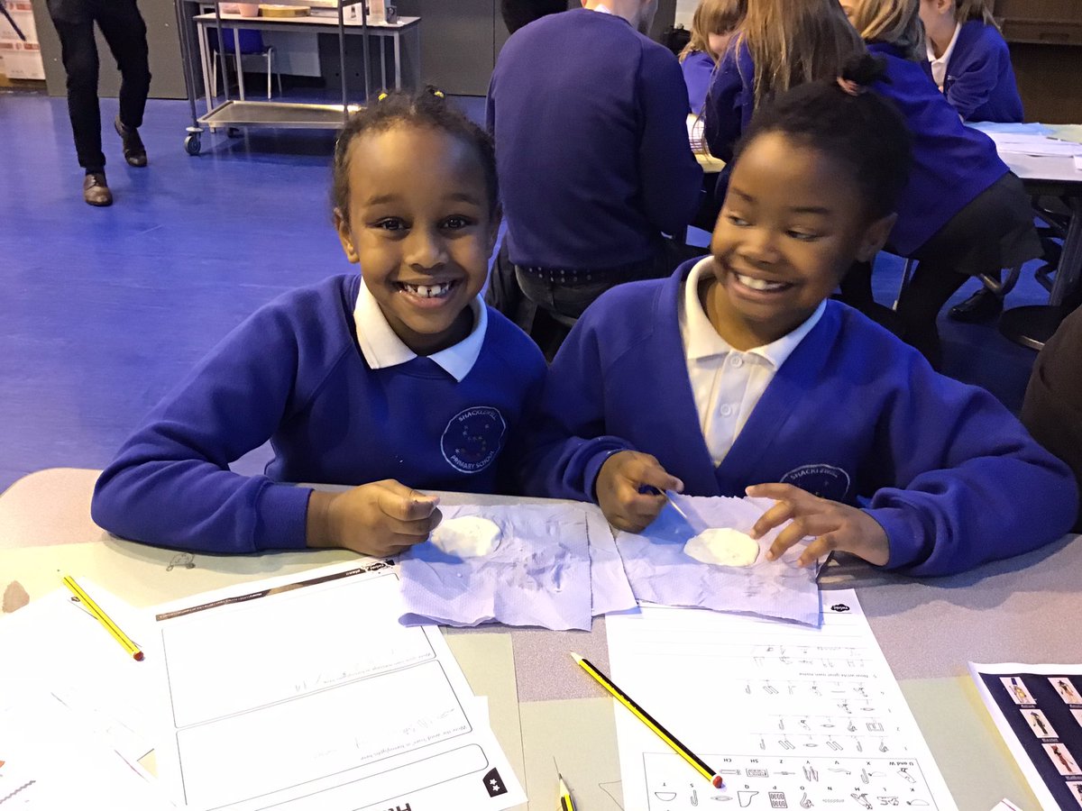 FThomas_teacher's tweet photo. #year3 @ShacklewellE8 @MrDowling3S Come learn with me! Yesterday we invited our parents and carers to join us in making our own creative cartouches... #creativity #yestosuccess https://t.co/iNTzAhLC8M