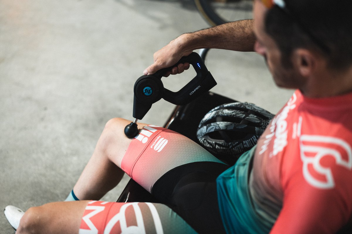 Compex_ES's tweet photo. Prueba a recuperar con el Masajeador #Compex Fixx 1.0 y entederás la necesidad de pasar a ser parte de tu equipamiento: https://t.co/s0yHIde7qQ

#BeatYourBest #CompexTeam #Ciclismo #Cycling #Recovery #FelizViernesATodos #FelizFinde https://t.co/oS7ZBWUiVn