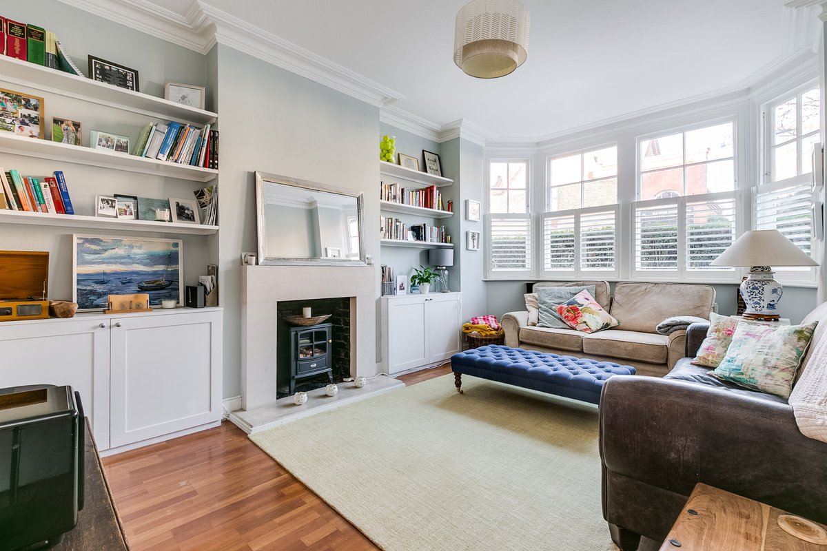 PPartnershipLon's tweet photo. Attractive mansion flat in Mortlake has sold subject to contract within just 2 weeks of launching &amp; with competing bids. If you are looking to move in the Barnes/Mortlake area, please call 020 8940 3020 as we have disappointed buyers looking for a similar property.

#barnes #home https://t.co/wuHBMLNREM