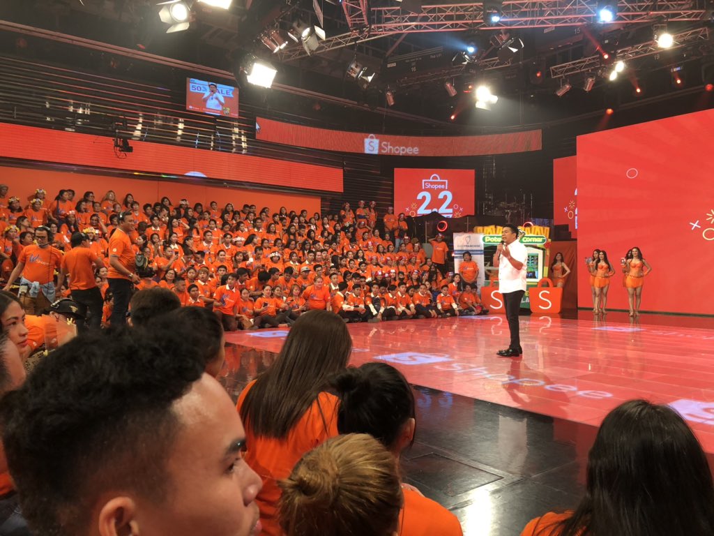 ShopeePromo's tweet photo. Shopee PH:

“Happy na, SHOPEE PA!”  #ShopeePH22onGMA #ShopeePH22onWowowin https://t.co/xVty2zAad0 https://t.co/xO2IaBUR6V