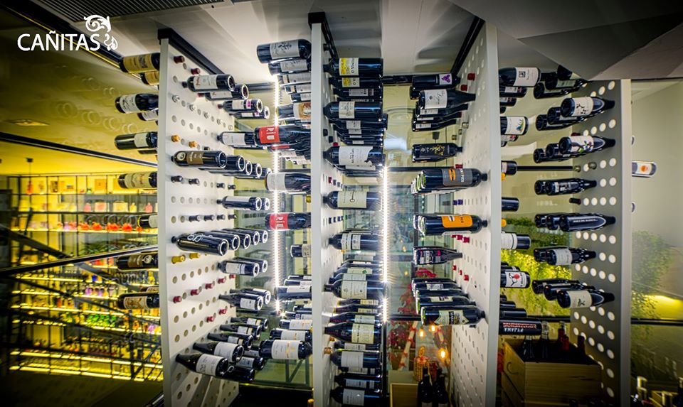 HotelCanitas's tweet photo. ¿Te gusta el vino? En @HotelCanitas amamos esta bebida, tan nuestra, tan de #LaManchuela. 👏 Por eso, disponemos de una bodega amplia y variada, donde toman gran protagonismo los vinos de nuestra tierra. 😍👍 ¡Ven a descubrir nuestra carta! #vinos #turismogastronomico https://t.co/MV2RmLGtCj