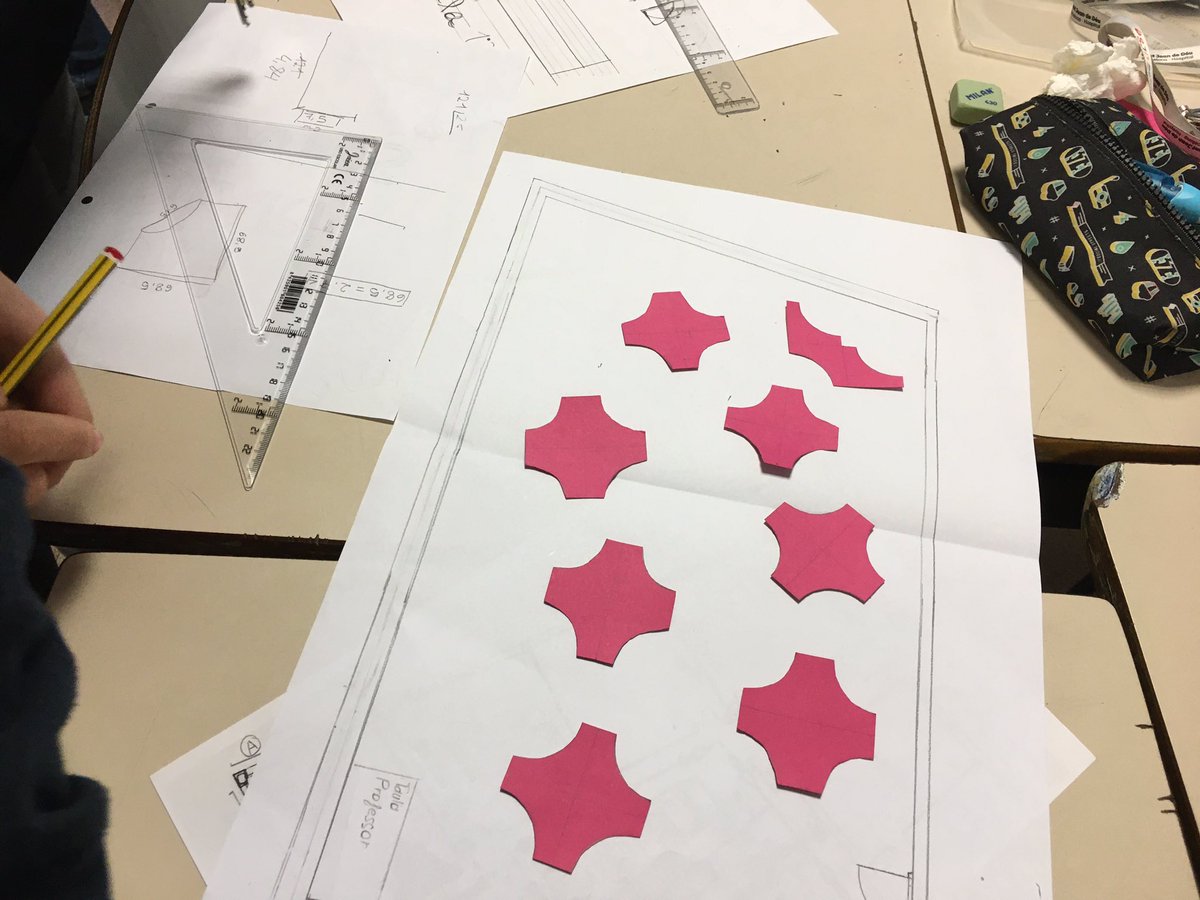 epiagranollers's tweet photo. A 1ESO estem estudiant la distribució de les noves taules i cadires que ens arribaran aviat! Per això hem hagut de fer el plànol dels espais a escala, construir les taules amb 2D, trobar diferents maneres de distribuir-les i representar-ho 3D! #aprenentatgesignificatiu #SUMMEM https://t.co/ZgjPZtp8oq