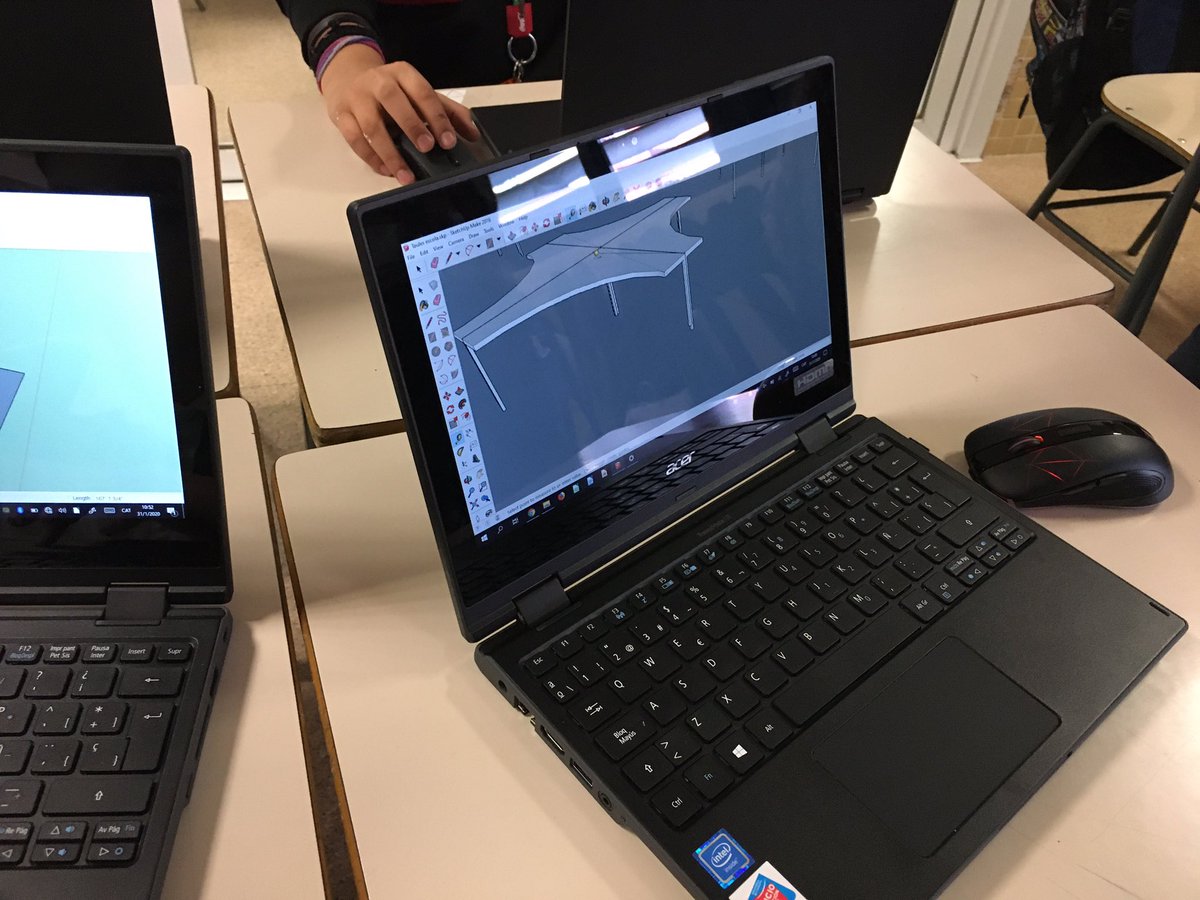 epiagranollers's tweet photo. A 1ESO estem estudiant la distribució de les noves taules i cadires que ens arribaran aviat! Per això hem hagut de fer el plànol dels espais a escala, construir les taules amb 2D, trobar diferents maneres de distribuir-les i representar-ho 3D! #aprenentatgesignificatiu #SUMMEM https://t.co/ZgjPZtp8oq