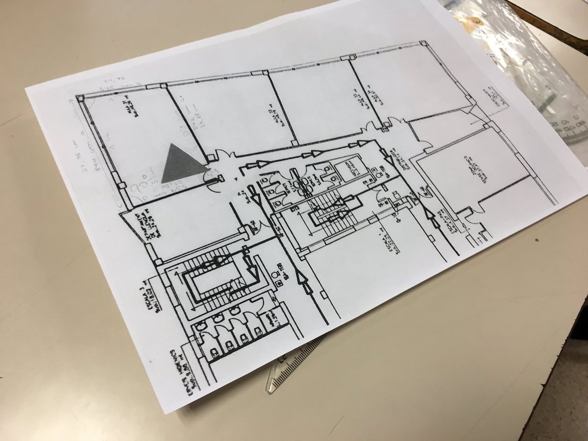 epiagranollers's tweet photo. A 1ESO estem estudiant la distribució de les noves taules i cadires que ens arribaran aviat! Per això hem hagut de fer el plànol dels espais a escala, construir les taules amb 2D, trobar diferents maneres de distribuir-les i representar-ho 3D! #aprenentatgesignificatiu #SUMMEM https://t.co/ZgjPZtp8oq