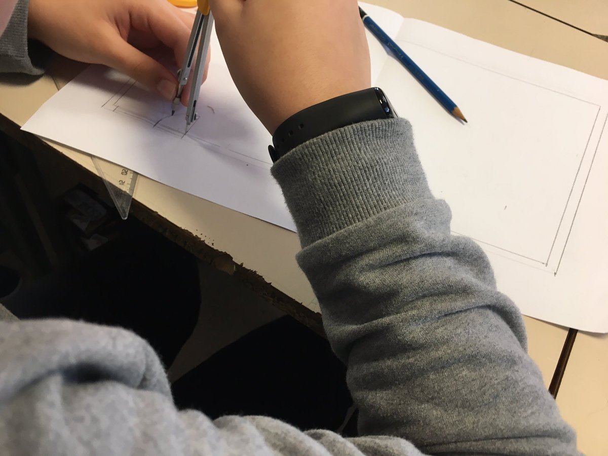 epiagranollers's tweet photo. A 1ESO estem estudiant la distribució de les noves taules i cadires que ens arribaran aviat! Per això hem hagut de fer el plànol dels espais a escala, construir les taules amb 2D, trobar diferents maneres de distribuir-les i representar-ho 3D! #aprenentatgesignificatiu #SUMMEM https://t.co/ZgjPZtp8oq