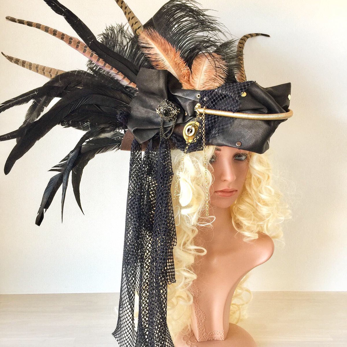 bloodyrose12181's tweet photo. Completion! ⭐️ #トリコーン帽子 #ゴシック #三角帽子 #Tricorne #hat #仮面舞踏会 #仮面 #海賊帽子 #goth #steampunk #スチームパンク #パイレーツ
#gothhat #goth #gothic #steampunk #japan #handmade #fantasy #fantastic https://t.co/aDL3AjTUP6