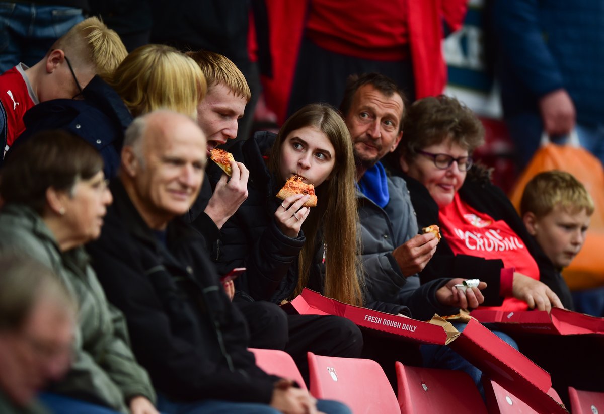 Official_STFC's tweet photo. 🍕

The Lucky Row is back, courtesy of @Dominos_UK

Will you be next to receive a delicious half-time snack?  

Retweet this tweet and reply with your row and seat number to be in with a slice of the action!

#STFC 🔴 https://t.co/6g8JCPezdW