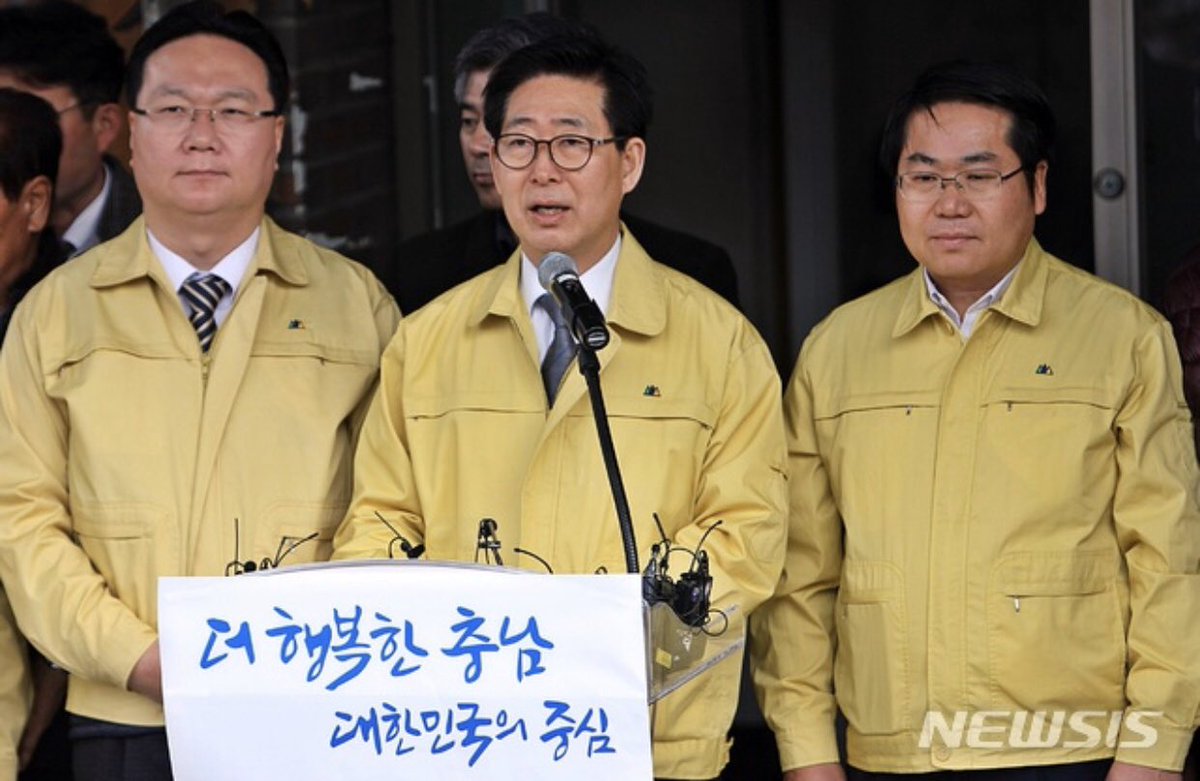 우한교민들을 받아주신 아산과진천의 주민여러분,고맙습니다.국민여러분께서도 같은마음으로 협력하며대처해주시니 감사합니다.격리시설옆에 사무실을 차리신 양승조충남지사님의 리더십에 깊은감명을 받았습니다.우리는 신종코로나바이러스를 꼭이겨내리라고 굳게믿습니다.사진=뉴스1,연합뉴스,뉴시스