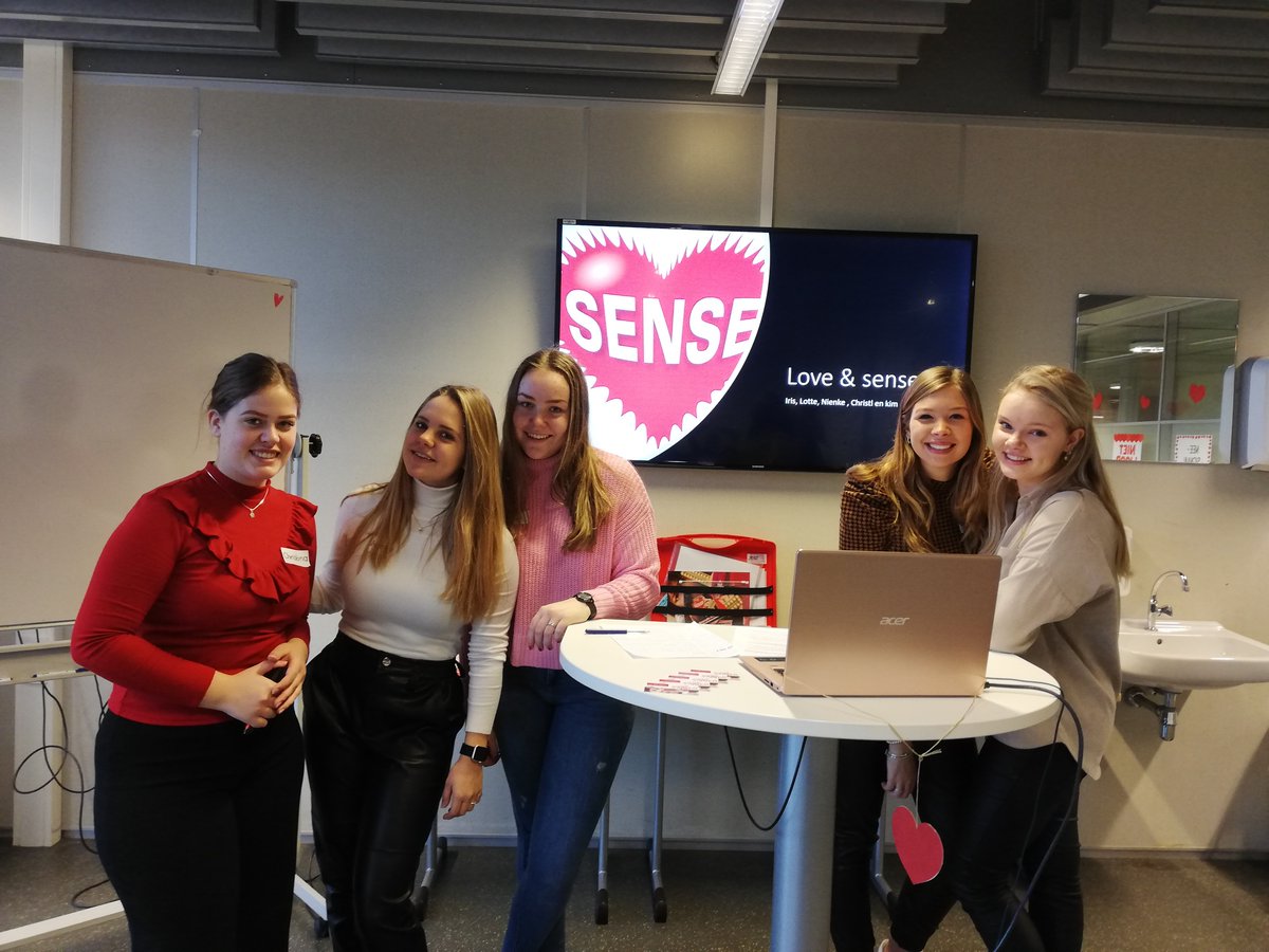 ggdnog's tweet photo. Vandaag is de Dag van de Liefde op het @Aventus Apeldoorn. Na weken van voorbereiding gaan deze meiden vandaag een hele dag seksuele voorlichting geven aan 1e jaars studenten. Succes toppers! #Peerproject https://t.co/tuRmrbbO0N
