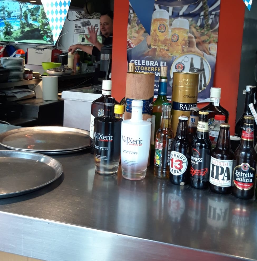 Valxerit_Bcn's tweet photo. En el Etxekoa (https://t.co/nfWRw9JFCg) podrás degustar unas de las mejores hamburguesas de la city. Pero eso no es todo: ¡También tienen tu #ginebra favorita! 🍸#ValXerit #Premium #Gin #gintonic #gincola https://t.co/1flnaMm6GH