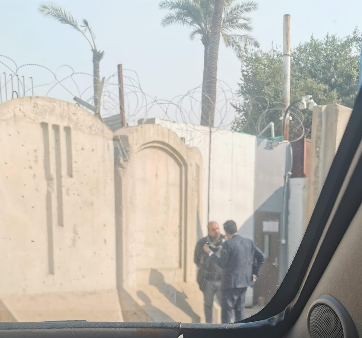 هاااا صادوك لاعبالك تفلت باب السفاره ألأمريكيه