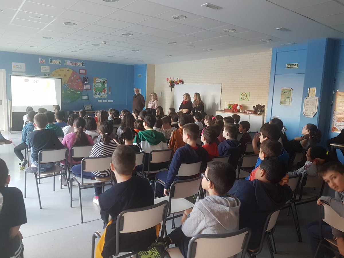 #semana15 #bancoalimentosrioja 
Hola otra vez! Esta semana hemos hecho un mercadillo solidaro con comida y manualidades y el banco de alimentos nos dio una charla sobre la comida.
#lariojacrececoneuropa